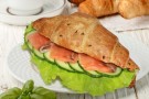 КРУАССАН С ЛОСОСЕМ И ОГУРЦОМ 150Г