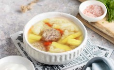 СУП ОВОЩНОЙ С ФРИКАДЕЛЬКАМИ 450Г