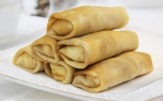 БЛИНЧИКИ С КАРАМЕЛЬНО-КЛУБНИЧНОЙ НАЧИНКОЙ И ГРЕЦКИМ ОРЕХОМ