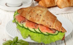 КРУАССАН С ЛОСОСЕМ И ОГУРЦОМ 150Г