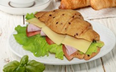 КРУАССАН С ВЕТЧИНОЙ И СЫРОМ 150Г