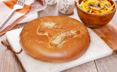 ПИРОГ С ГРИБАМИ В СМЕТАННОМ СОУСЕ