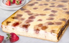 ПИРОГ ТВОРОЖНЫЙ С КЛУБНИКОЙ